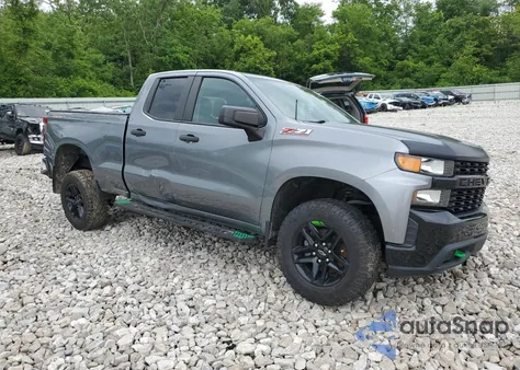 2019 Chevrolet Silverado K1500 Trail Boss Custom z USA, uszkodzony, nr VIN 1GCRYCEH2KZ239483